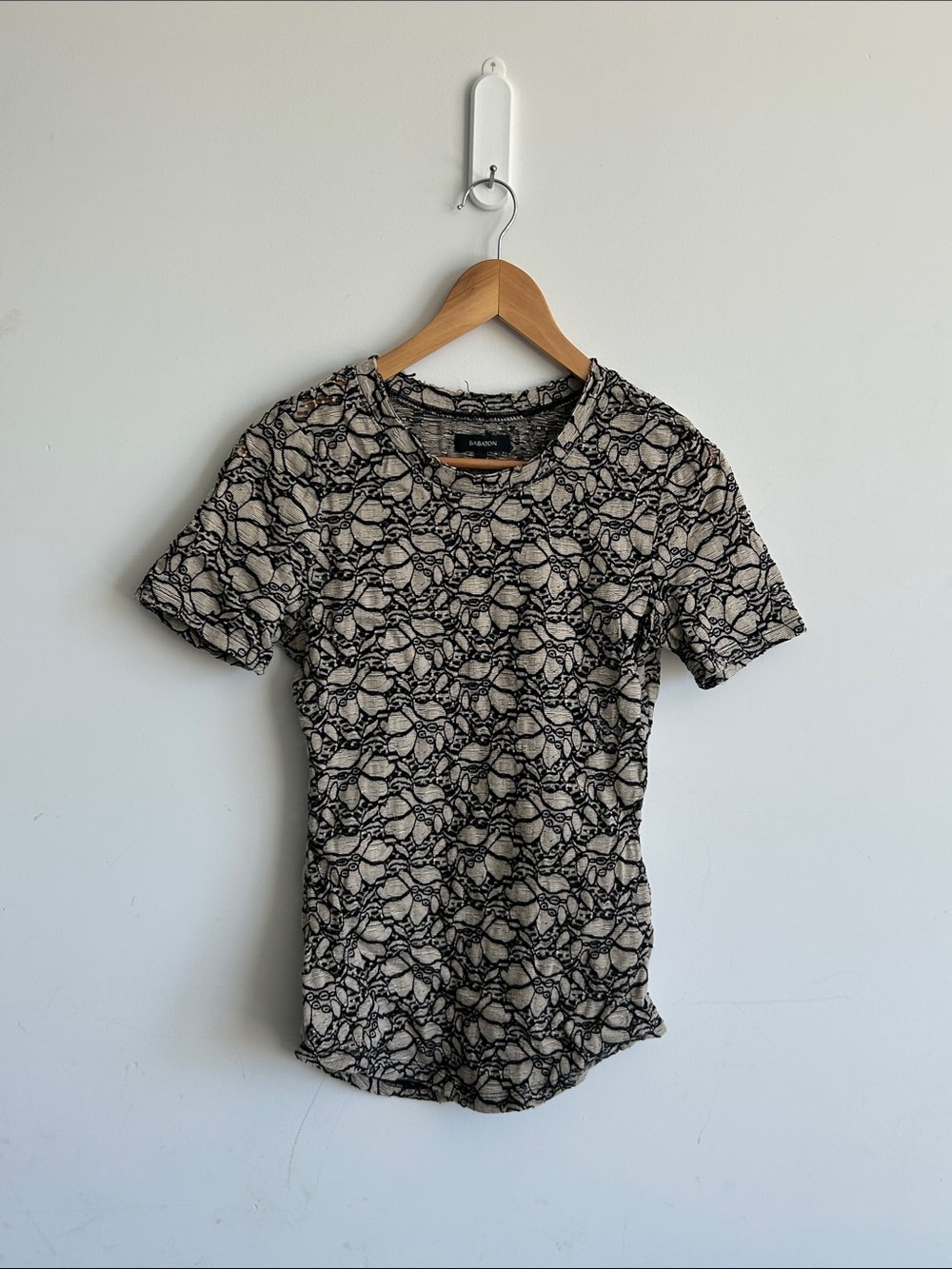 Aritzia Babaton Lace Overlay Fitted Tee Beige Black Small